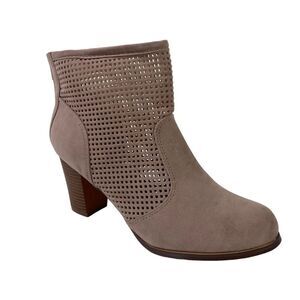 Chase & Chloe 10M tan Booties with faux suede uppers and stacked wooden heel